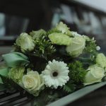 Galateo per il funerale: quali composizioni floreali scegliere